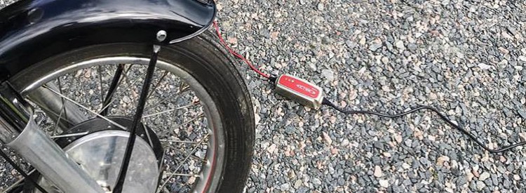 GTÜ testet Batterilader fürs Motorrad